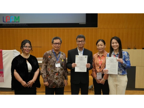 Penandatanganan dan Pelaksanaan Perjanjian Kerja Sama (PKS) antara LPPM UNIBA dan SKSG UI di Kyushu International University, Kitakyushu, Jepang